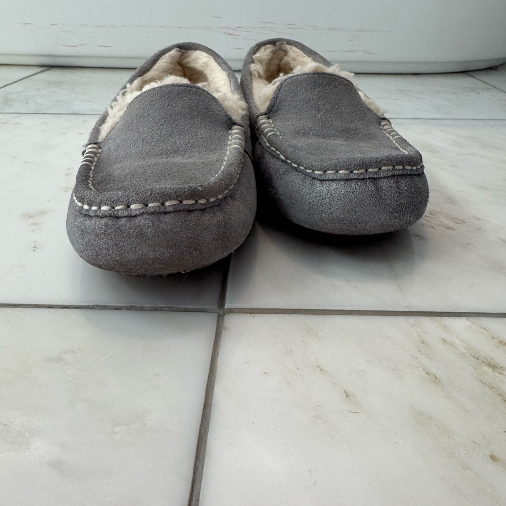 UGG Women’s Light Gray Ansley Water Resistant Suede Moccasin Slippers - Picture 2 of 11